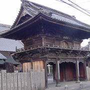 市街地のお寺です