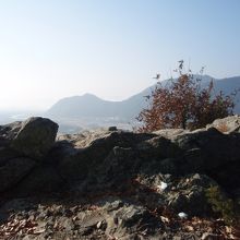 寝釈迦山（頭　鶏冠山　胸　的場山）