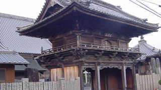 市街地のお寺です