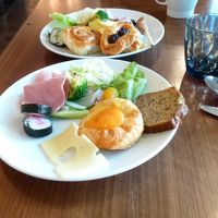 朝食ビュッフェ、巻きずし、麺もある