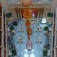 回廊式に配置の客室が作る吹き抜け