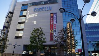 すごい集客力の百貨店です