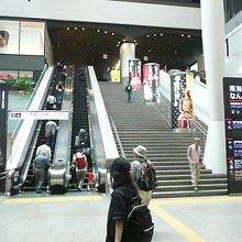 難波駅に向かうエスカレーター