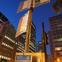 最寄りのバス停。空港行きのバスもあって便利。