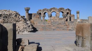 アララト山をバックに立つ遺跡