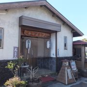 三原山へのハイキング道路の入口にある茶屋です。