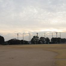 公園内の野球場