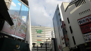 西鉄の駅に直結した商業施設で、飲食店が特に充実。