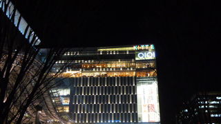 日本郵政さんの商業施設で、地下の飲食店などアクセスも良く利用価値が高いですね。