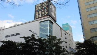 若者向けの大型ファッションビル。