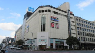 天神駅の北側にある商業施設。なんと関東では有名なユザワヤが入っています。