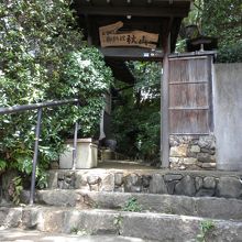 上賀茂の住宅地の中に在ります。