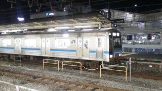 ２０５系という車両が走る茅ヶ崎と橋本を結ぶ鉄道路線