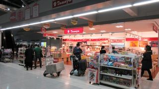 外国の方に日本を感じてもらえるお土産が多数。