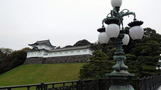 富士見櫓の前を歩き、宮殿東庭、正門鉄橋から石橋を眺め、山下通りを歩きます。四季が楽しめます