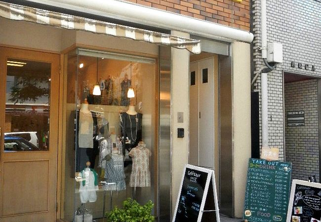 並木通りに面するビルにあるカフェ