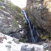 ハイキングコース途中の小さな滝