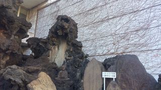 溶岩に囲まれています