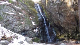 ハイキングコース途中の小さな滝