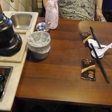 テーブルには調味料セットと骨入れが置かれていました