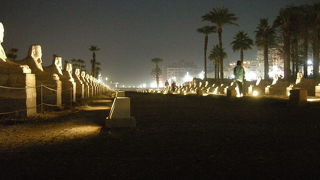 二つの神殿をつなぐ参道