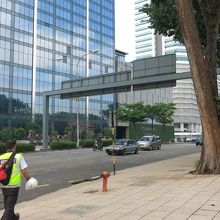 セントレジスの正面ですが、安全に渡るには大きく迂回が必要です