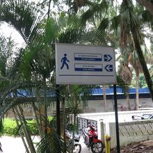 看板と通りに行けば、徒歩で簡単に駅に着きます