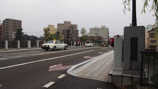 浅野大橋の両側には茶屋街がある