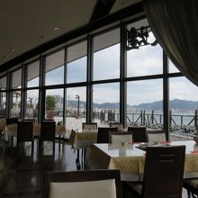 店内から関門海峡が見える。