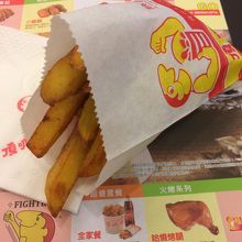 さつまいもなので黄色っぽいポテトフライです。