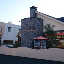 建物裏にも駐車場あります。