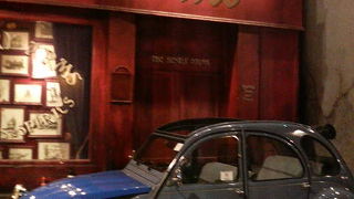 「デロリアン」など映画に出た名車も展示されていました