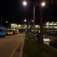 空港のＴ１のシャトルバス乗り場。画像の右側が空港。