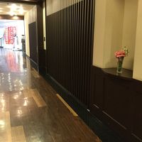 一階部分。この先にコンビニがある