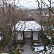 階段の上からみた仁王門　仁王門とは思えない佇まい・・・