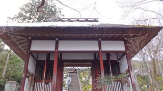 門より見える階段におびえる