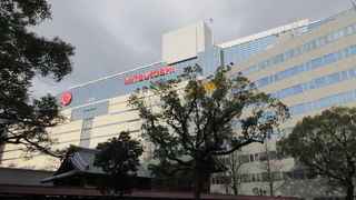 三越百貨店を見上げる、小さくても都会のオアシス。