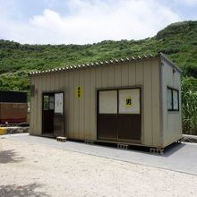 プレハブの更衣室。