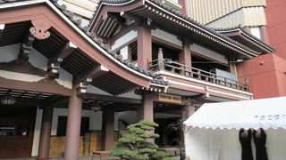 ビルの中に大仏様が。