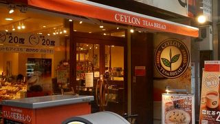 天神橋商店街に面するベーカリー・カフェ