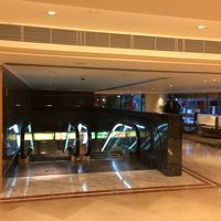 タワーウイングのロビーにあるエスカレーター