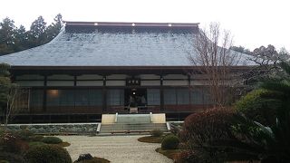 庭園は座布団に座って見学出来ますが、順番待ちになる可能性があります