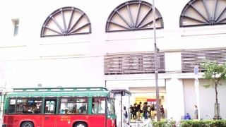 上野公園の入口まで連れてってくれる