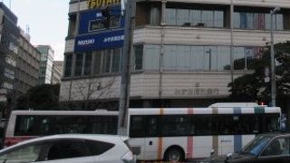 福岡市内を縦横に走ります。特に市内中心は１００円で網羅。