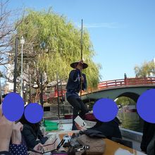 船頭さんが竿で舵を取りながら移動