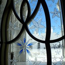 窓越しのモスク