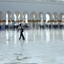大理石の床はスタッフがピカピカに