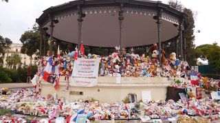 テロ犠牲者への献花とお供え物