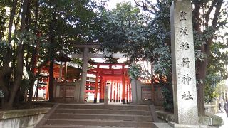 通り1本入ったところにあります。