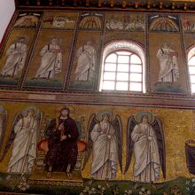 このように素晴らしい壁画だが，一番上の小さなモザイクに注目